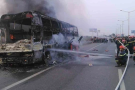 Cảnh sát PC&CC chạy bộ 2 km "cấp cứu" xe giường nằm bốc cháy 