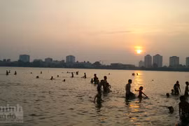 Người Hà Nội vùng vẫy giải nhiệt ở Hồ Tây