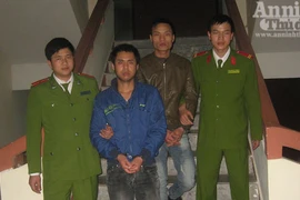 Ân oán vì…. sờ tay gái đẹp