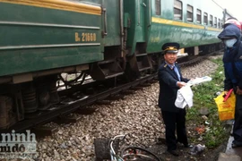 Tàu cán chết bé trai đang đi chơi Tết