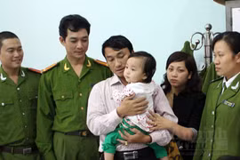 Vừa giải cứu bé gái 19 tháng tuổi từ tay “mẹ mìn” 