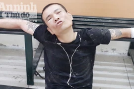 "Ngáo đá", người đàn ông cầm tuýp nước nhựa dọa "bắn" Công an