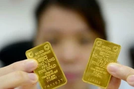 Người đàn bà bị lừa đổi toàn bộ trang sức trên người để lấy 1 cây vàng giả