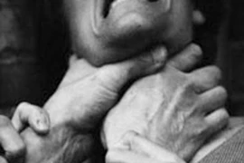 Bóp cổ vợ cũ đến chết ngay trước mộ con gái mới mất