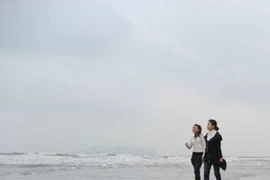 Đi dạo bên bờ biển, bị cướp tài sản, đâm thủng hông