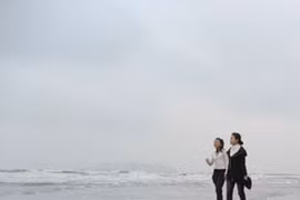 Đi dạo bên bờ biển, bị cướp tài sản, đâm thủng hông