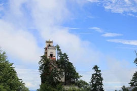 Ngần ngơ ngắm nhìn ngôi đền chênh vênh trên đỉnh núi cao gần 2.000 m