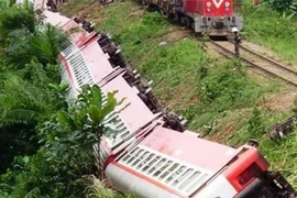 Tàu hỏa văng khỏi đường ray khiến 70 người chết, 300 người bị thương