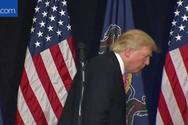 Ông Trump khom lưng chế giễu bà Clinton bị ốm phải ra về sớm