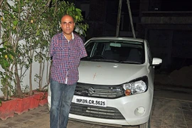 Người đàn ông không tay nhận được bằng lái xe ô tô