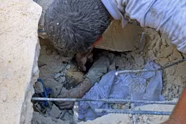 Ám ảnh cảnh bé trai Syria bị vùi lấp bởi bom đạn