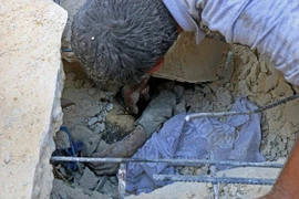 Ám ảnh cảnh bé trai Syria bị vùi lấp bởi bom đạn