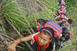 Lặng người xem con đường đi học nguy hiểm nhất thế giới