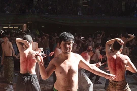 Rợn người cảnh tự tra tấn bằng dao sắc của tín đồ Hồi giáo sùng đạo