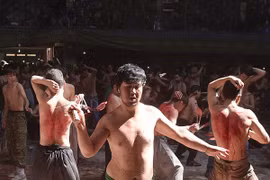 Rợn người cảnh tự tra tấn bằng dao sắc của tín đồ Hồi giáo sùng đạo