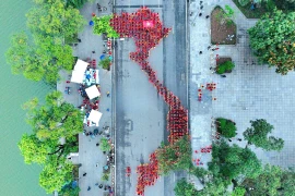 1000 phụ nữ diễu hành áo dài và xếp hình bản đồ Việt Nam tại phố đi bộ hồ Gươm 