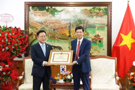 Bộ VHTTDL trao bằng khen cho Đại sứ Du lịch Việt Nam tại Hàn Quốc Lý Xương Căn