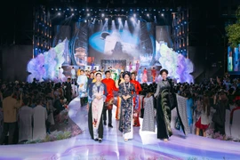 Đạo diễn Hoàng Nhật Nam dàn dựng “Áo dài Việt Nam - Vươn cao Việt Nam”