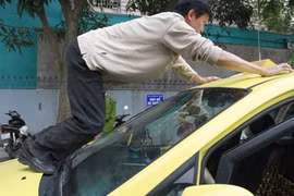 Mâu thuẫn chuyện an táng mẹ, bốc mộ bố, em gái hất anh trai lên nóc capô