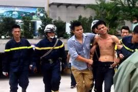 Nam thanh niên vắt vẻo trên… cửa sổ tầng 21 vì tưởng bị bắn