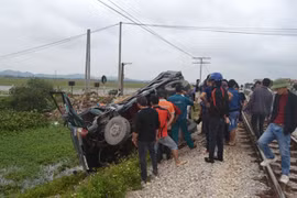 Bất cẩn khi sang đường, xe tải bị tàu hỏa tông lật bên mép ruộng