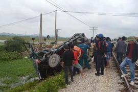 Bất cẩn khi sang đường, xe tải bị tàu hỏa tông lật bên mép ruộng