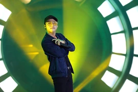 Sơn Tùng MT-P nhịn ăn, Soobin Hoàng Sơn cởi phăng áo khiến sinh viên "phát cuồng" 