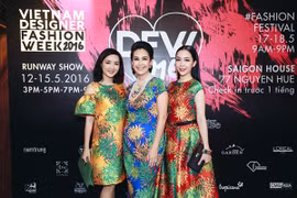 Diễn viên múa Linh Nga tiếp tục "lăng xê" họa tiết hoa cúc trên trang phục 