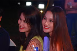 Thân Thúy Hà, Anh Thư cười không ngớt ngày hội đạo diễn tại Phú Quốc