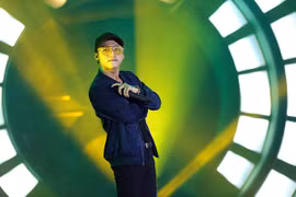 Sơn Tùng MT-P nhịn ăn, Soobin Hoàng Sơn cởi phăng áo khiến sinh viên "phát cuồng" 