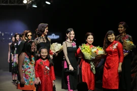 "Bà mẹ một con" Thu Thủy khoe dáng "nuột" trong chiếc áo dài 