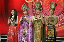 Vân Quang Long nén đau, tháo nẹp cổ quyết thi đấu cùng đồng đội