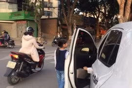 Mở cửa xe ô tô bất cẩn tăng nguy cơ gây tai nạn