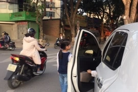 Mở cửa xe ô tô bất cẩn tăng nguy cơ gây tai nạn