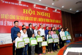 Trao học bổng 405 triệu đồng cho con cái nạn nhân tử vong vì TNGT