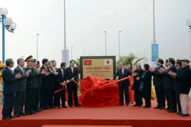 Cầu Nhật Tân chính thức thông xe