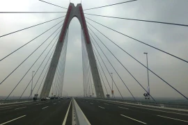 Cấm người đi bộ trên cầu Nhật Tân