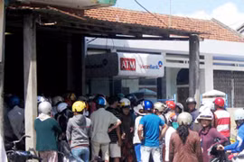 Đổ xô bán vàng vì tin đồn thất thiệt gây hoang mang dư luận