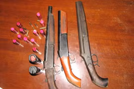 Ngang nhiên xông vào nhà dân, bắn-chém loạn xạ