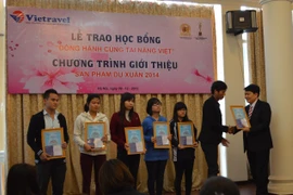Trao học bổng cho sinh viên nghèo vượt khó