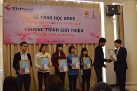 Trao học bổng cho sinh viên nghèo vượt khó