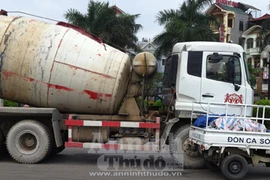 Xe bồn trộn bê tông “đè đầu” xe cảnh sát tuần tra