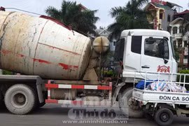 Xe bồn trộn bê tông “đè đầu” xe cảnh sát tuần tra