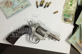 Đòi "thư giãn" không được, rút súng bắn chết nữ tiếp viên