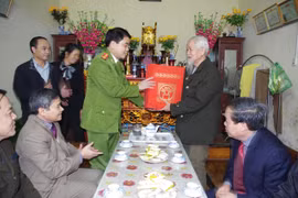 Giám đốc CATP thăm, chúc Tết gia đình chính sách, có hoàn cảnh khó khăn 