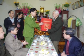 Giám đốc CATP thăm, chúc Tết gia đình chính sách, có hoàn cảnh khó khăn 