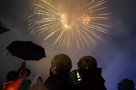 Hồ hởi đội mưa xem pháo hoa