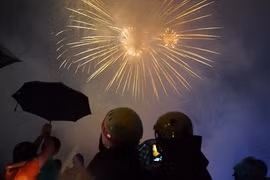 Hồ hởi đội mưa xem pháo hoa