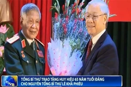 Trao tặng Huy hiệu 65 năm tuổi Đảng cho nguyên Tổng Bí thư Lê Khả Phiêu
