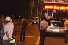 Xe máy đâm nát đèn ô tô khách đang đi cùng chiều